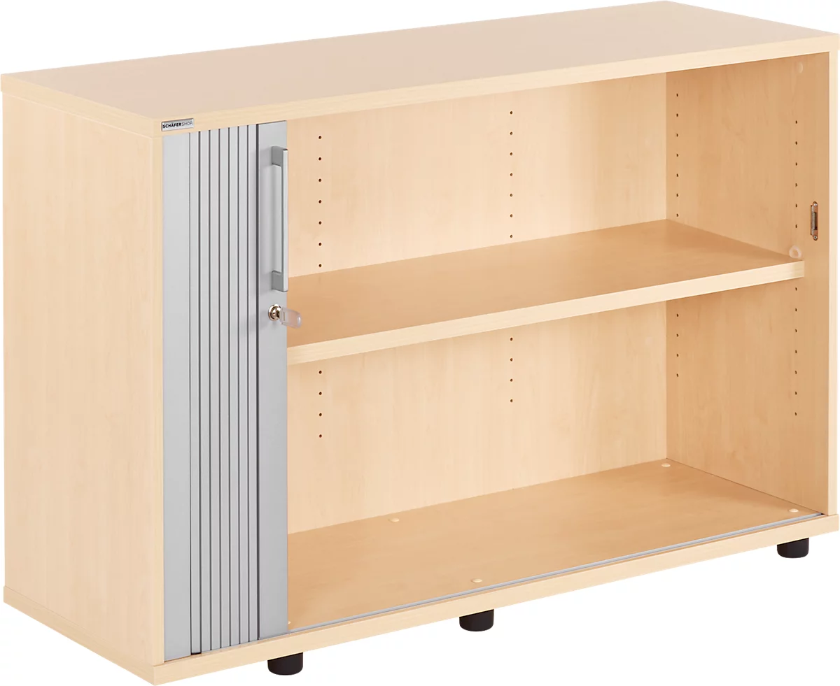 Armario beige con puerta de lamas y dos estantes. El armario se apoya en pequeños pies negros.