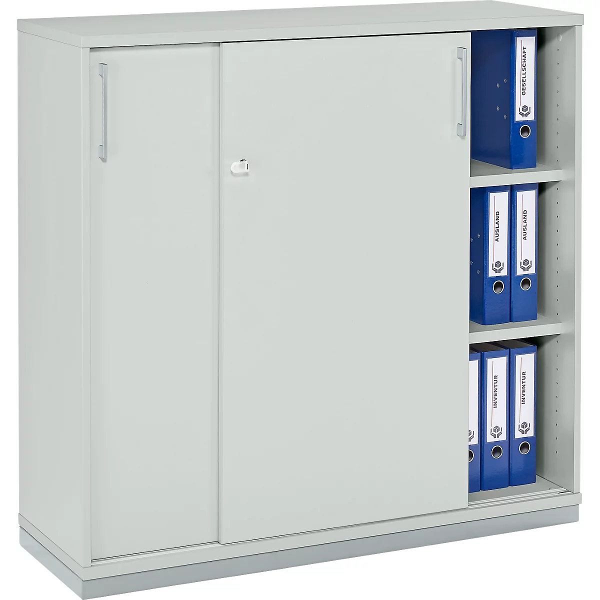 Archivador gris con puertas correderas y carpetas azules. Se ven tres estantes con carpetas.
