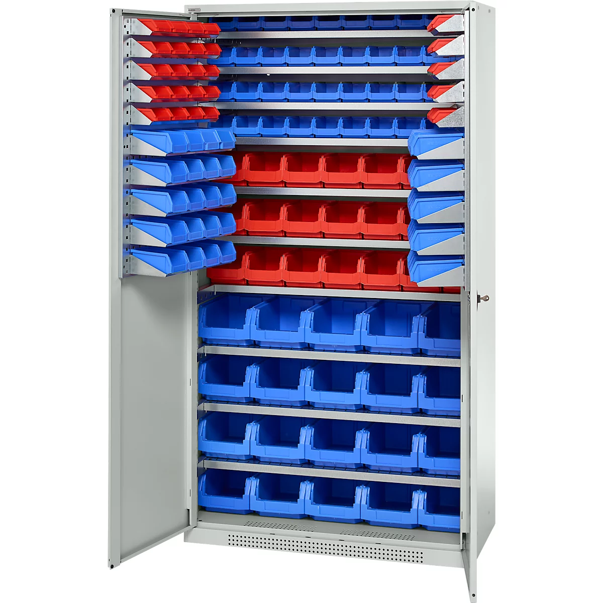 Armoire à outils grise avec porte ouverte, remplie de boîtes de rangement bleues et rouges.