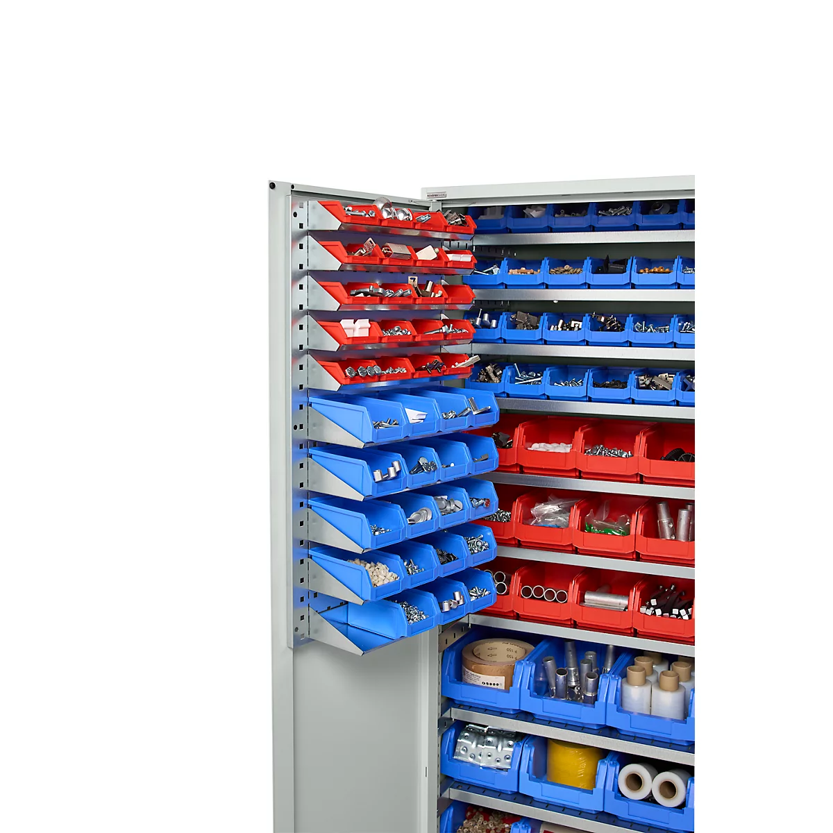 Armoire à outils avec la porte ouverte, remplie de conteneurs bleus et rouges remplis d'outils et de petites pièces.