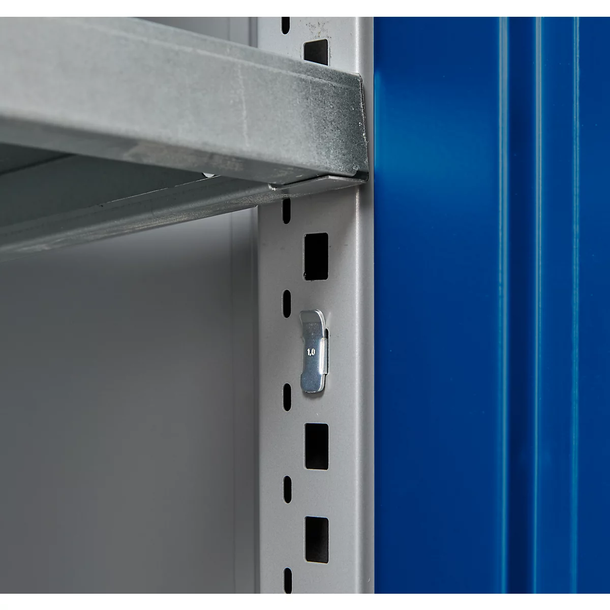 Schäfer Shop Genius armoire à double porte FS, acier, avec trous de ventilation, L 545 x P 520 x H 1105 mm, 3 OH, aluminium blanc/bleu gentiane, jusqu'à 150 kg