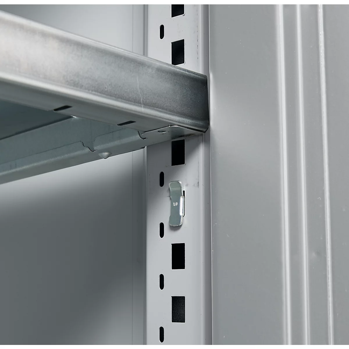 Schäfer Shop Genius Armoire à portes battantes FS, acier, avec trous d'aération, L 1055 x P 420 x H 1105 mm, 3 HC, aluminium blanc/aluminium blanc, jusqu'à 450 kg