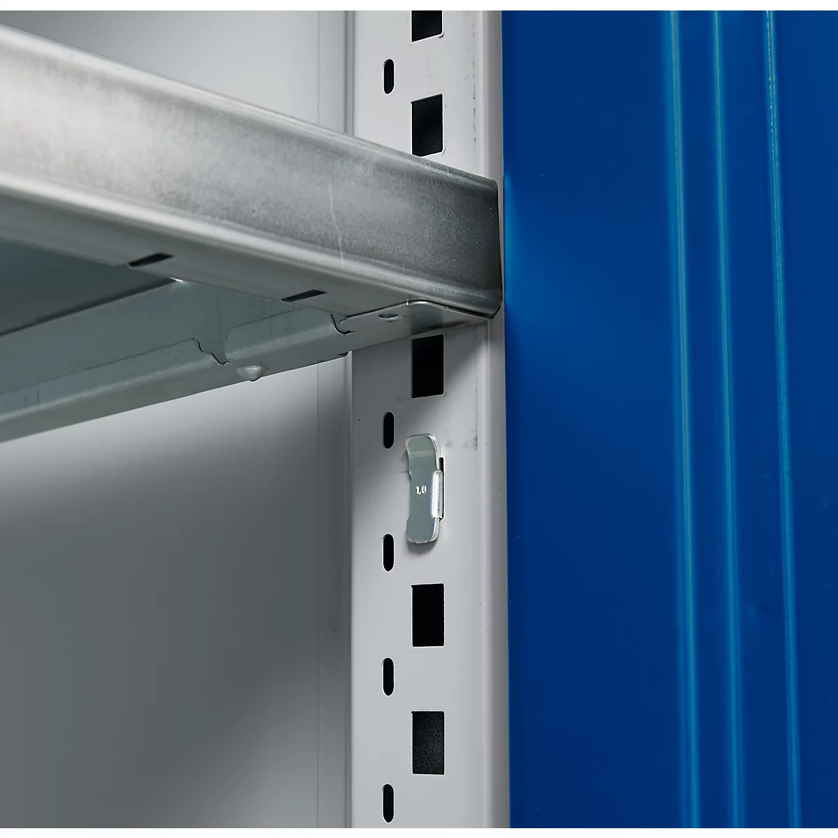 Schäfer Shop Genius Armoire à portes battantes FS, acier, avec trous d'aération, L 1055 x P 420 x H 1105 mm, 3 HC, blanc aluminium/bleu enzyme, jusqu'à 450 kg
