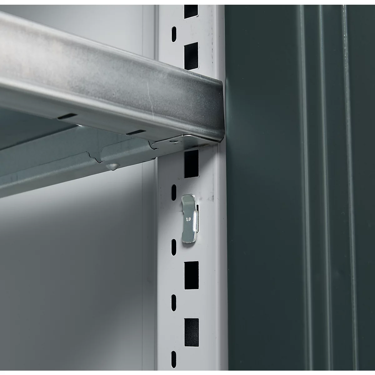 Schäfer Shop Genius Armoire à portes battantes FS, acier, avec trous d'aération, L 1055 x P 420 x H 1105 mm, 3 HC, blanc-aluminium/gris anthracite, jusqu'à 450 kg