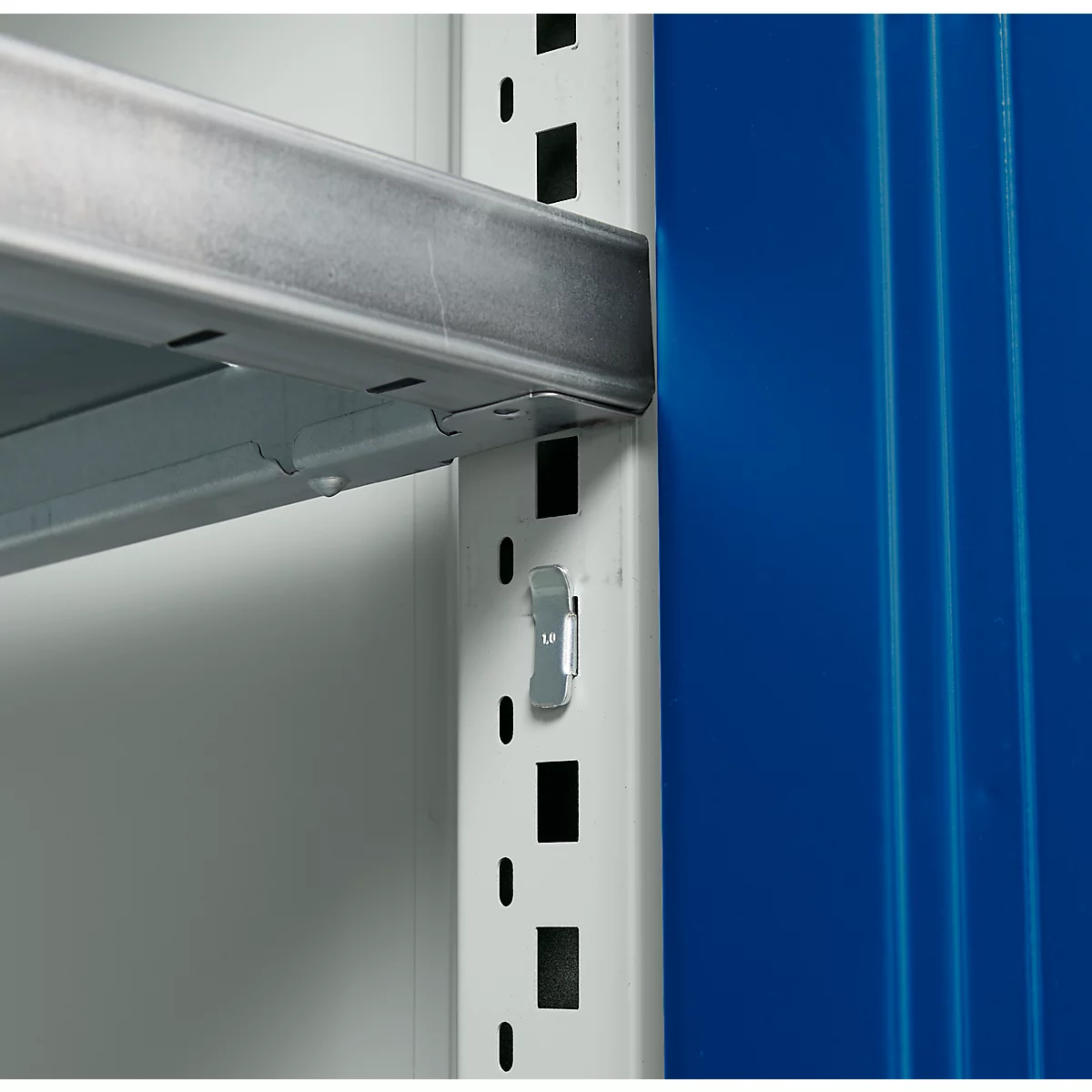 Schäfer Shop Genius Armoire à portes battantes FS, acier, avec trous d'aération, L 1055 x P 420 x H 1105 mm, 3 HC, gris clair/bleu gentiane, jusqu'à 450 kg