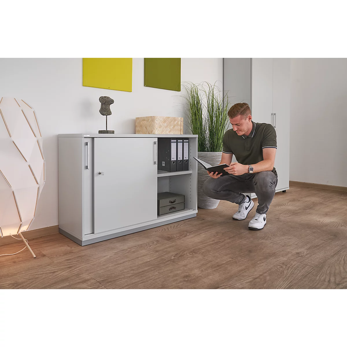 Schäfer Shop Genius Armoire à portes coulissantes TETRIS WOOD, 2 HC, socle en acier inclus, L 1200 x P 421 x H 800 mm, gris clair