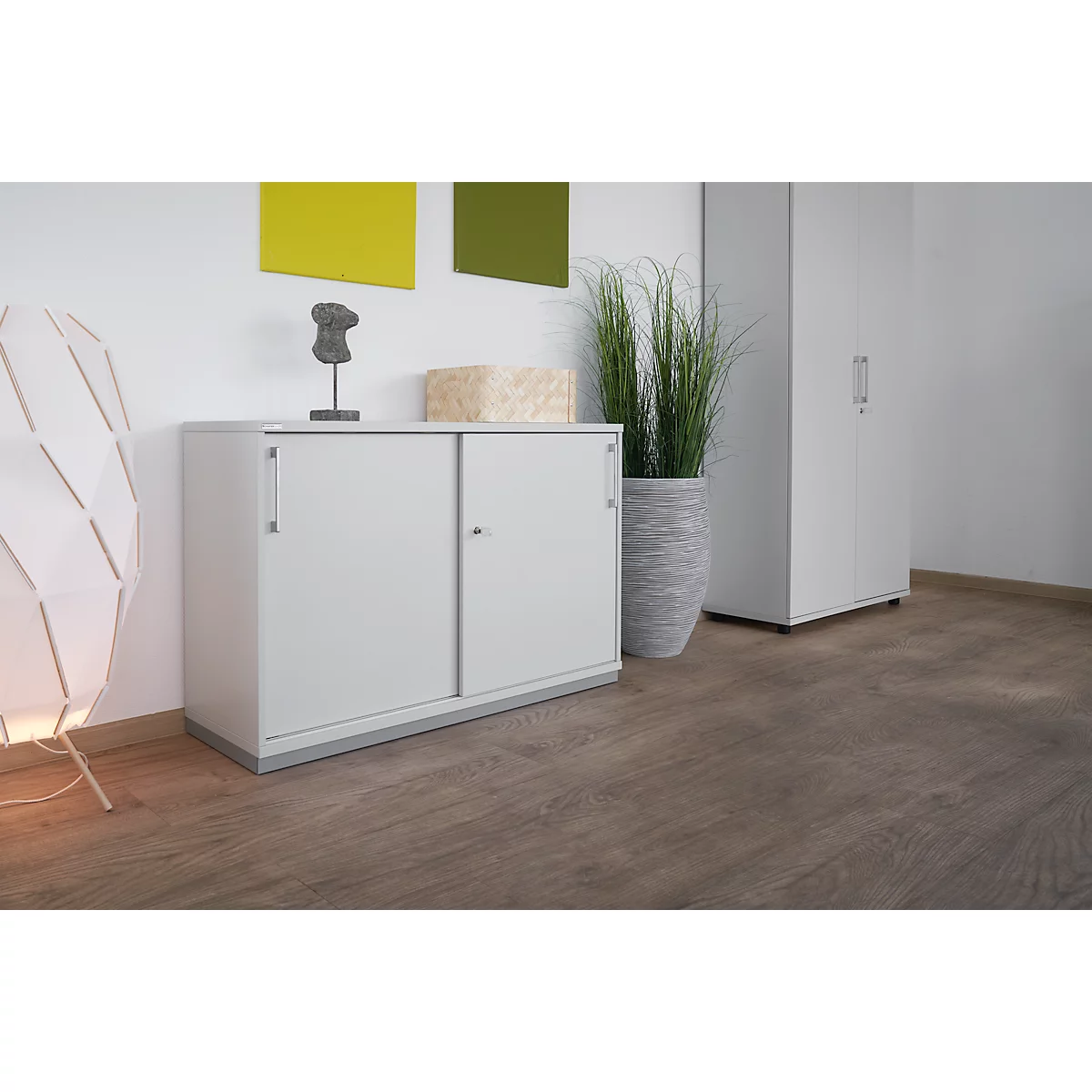 Schäfer Shop Genius Armoire à portes coulissantes TETRIS WOOD, 2 HC, socle en acier inclus, L 1200 x P 421 x H 800 mm, gris clair