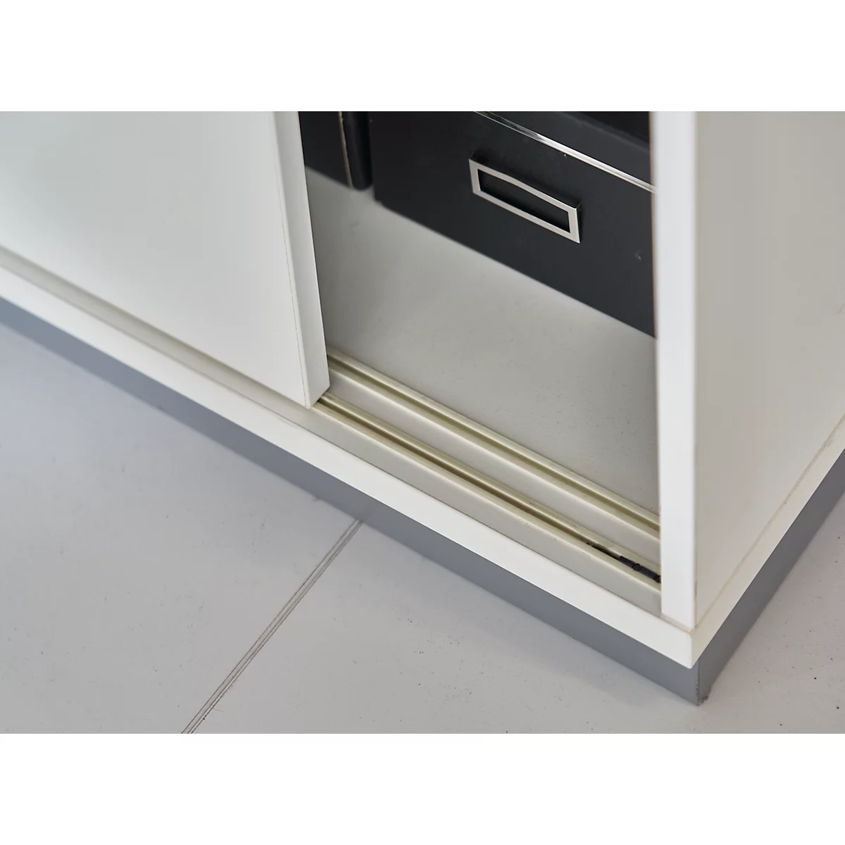 Schäfer Shop Genius Armoire à portes coulissantes TETRIS WOOD, 3 HC, l. 1200 mm, avec socle en acier, blanc 