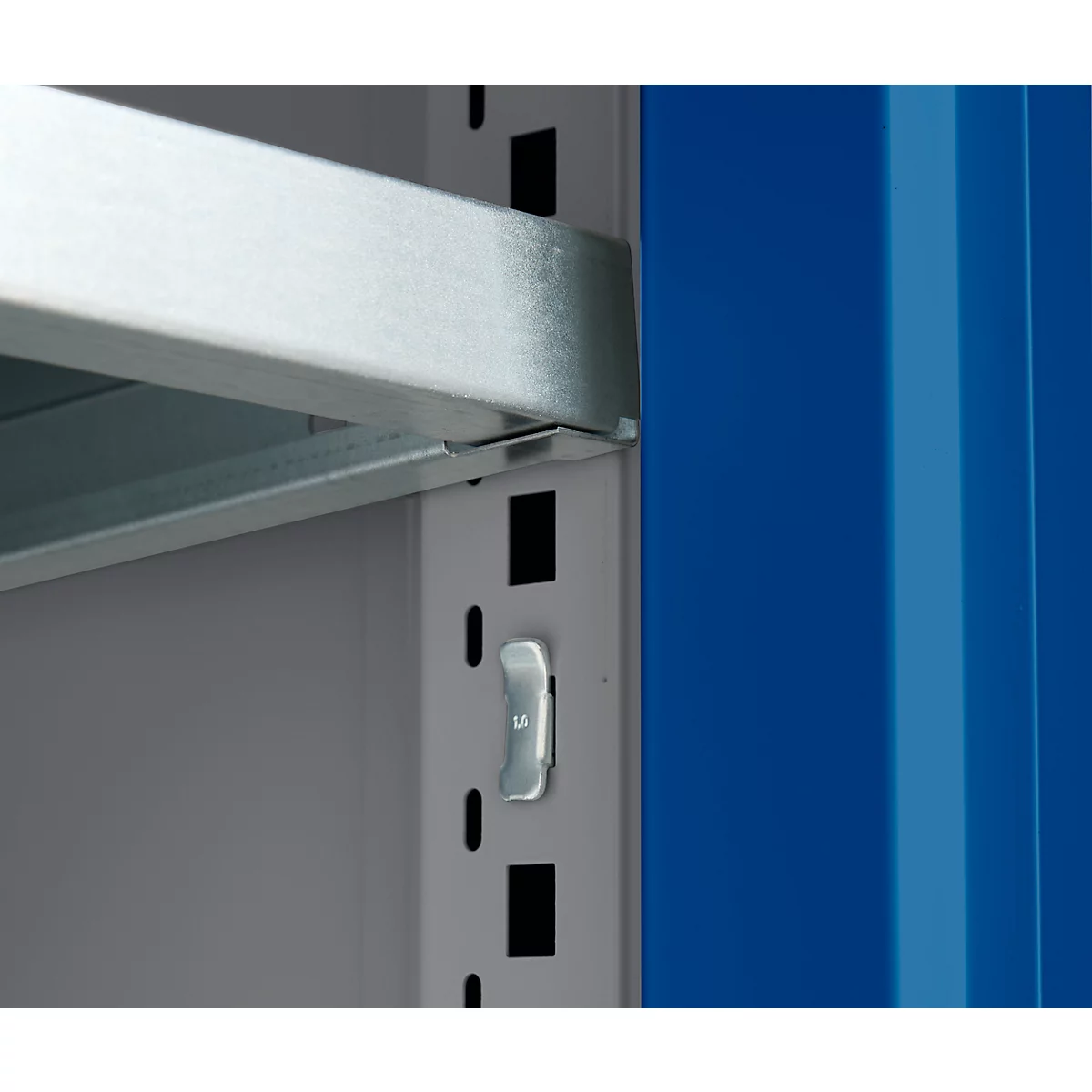 Schäfer Shop Genius Armoire en acier FS, en tôle d'acier, avec fenêtre d'inspection, trous de ventilation, L 545 x P 520 x H 1950 mm, 5 HC, jusqu'à 250 kg, alu blanc/bleu gentiane