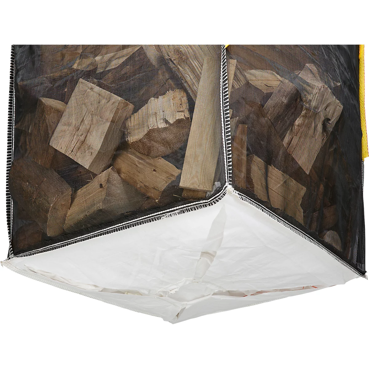Der Blick in einen großen Sack mit Holzscheiten, die in einem weißen Sack verstaut sind.