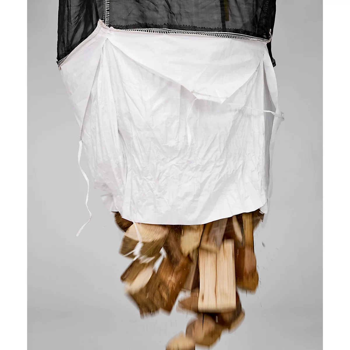 Ein Sack mit Holzscheiten, die aus einer schwarzen und weißen Konstruktion fallen. Der Hintergrund ist hellgrau.