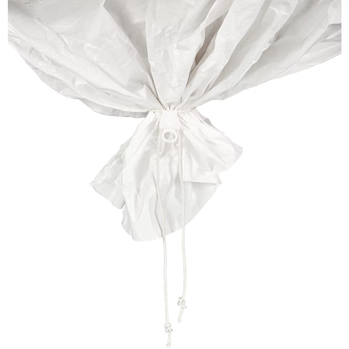 Gros plan sur un tissu blanc froissé. Au centre se trouvent une ouverture et deux cordons avec des nœuds.