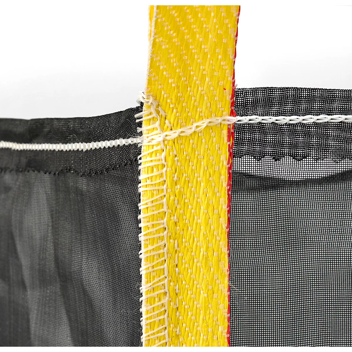 Gros plan d'une couture, bande jaune, tissu en maille noire, fil blanc. Détails des textiles.