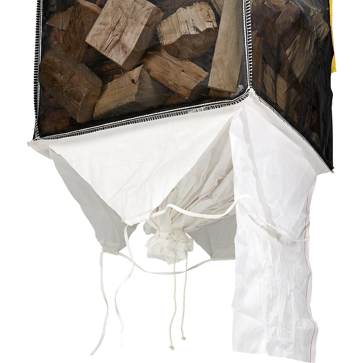 Stukken hout in een witte en zwarte zak. De zak is aan de onderkant afgesloten met een touwtje.