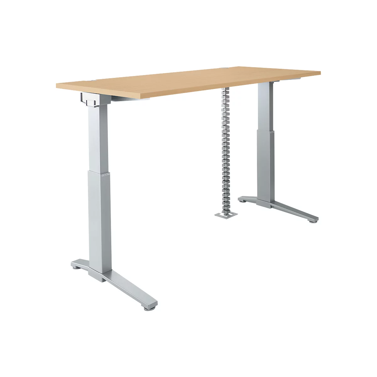 Lichtgekleurde, rechthoekige bureau met in hoogte verstelbare, zilverkleurige poten en een zilveren kabelspiraal.