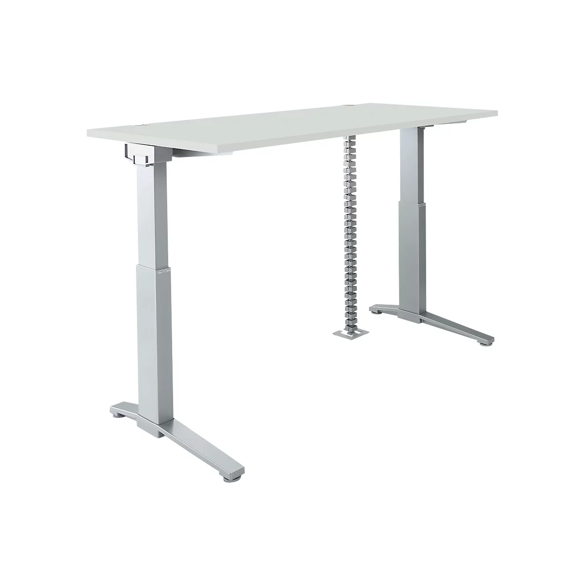 Een in hoogte verstelbaar bureau met zilveren poten en een wit tafelblad. Een kabelgoot is in het midden te zien.