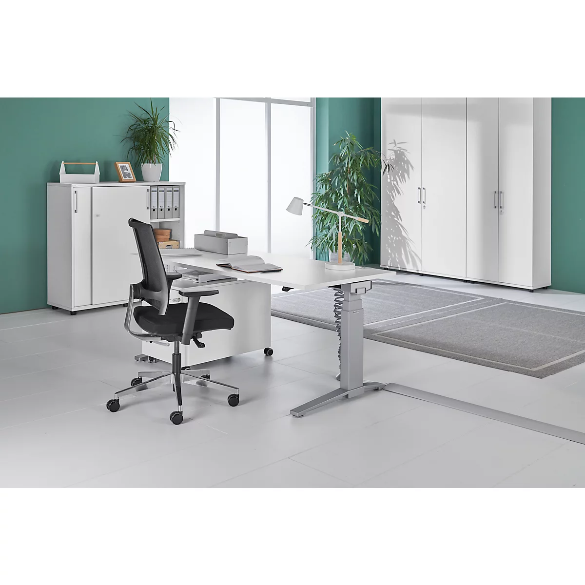 Kantoor met bureau, stoel, kasten en plant. Modern kantoor in lichte kleuren.