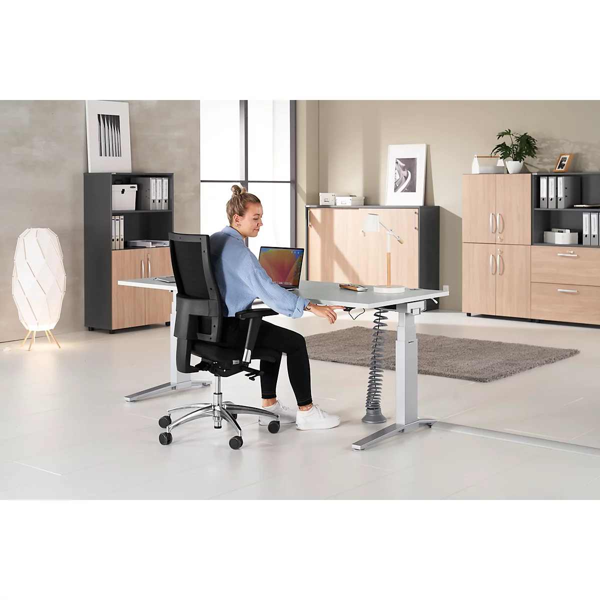 Schäfer Shop Genius Bureautafel PLANOVA ergoSTYLE, C-poot, rechthoek, tweetraps elektr. in hoogte verstelbaar, B 2000 mm, lichtgrijs/blank aluminium 