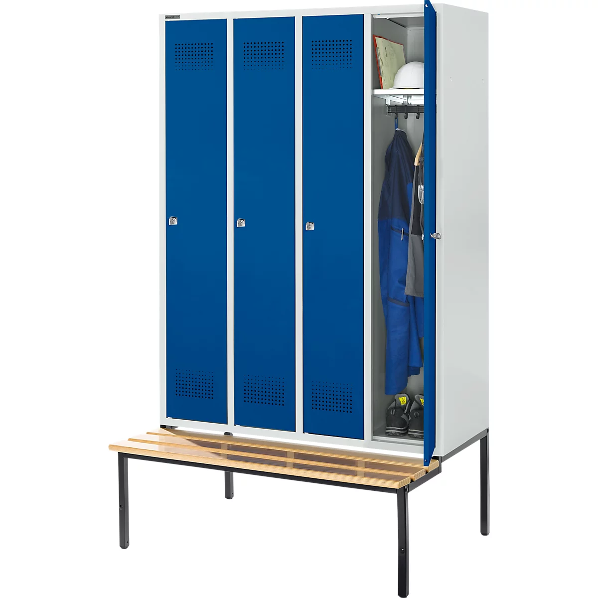 Vestiaire bleu à trois sections, une porte ouverte. À l'intérieur, vêtements, casque, chaussures et un banc devant.
