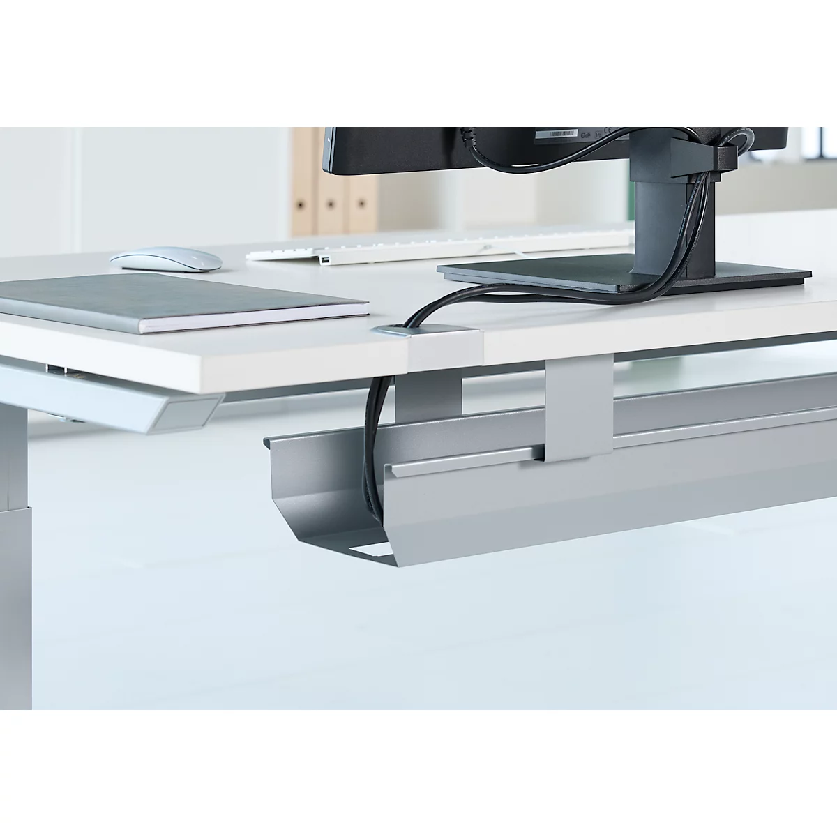 Schäfer Shop Genius Chemin de câbles pour table avec angle de 135°, rabattable, acier, aluminium blanc
