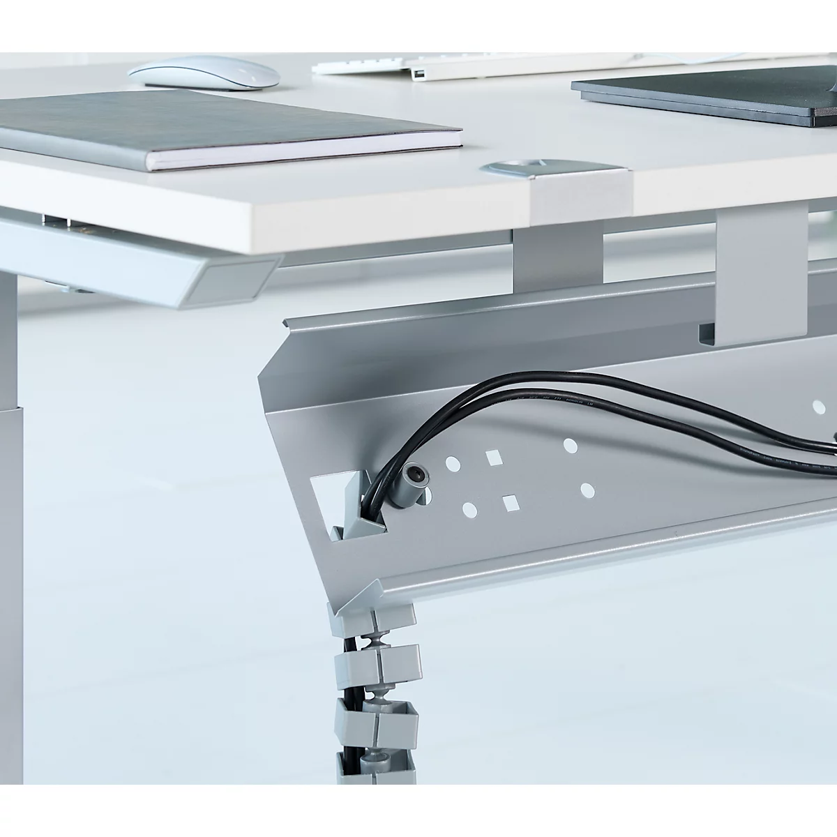 Schäfer Shop Genius Chemin de câbles pour table avec angle de 135°, rabattable, acier, aluminium blanc