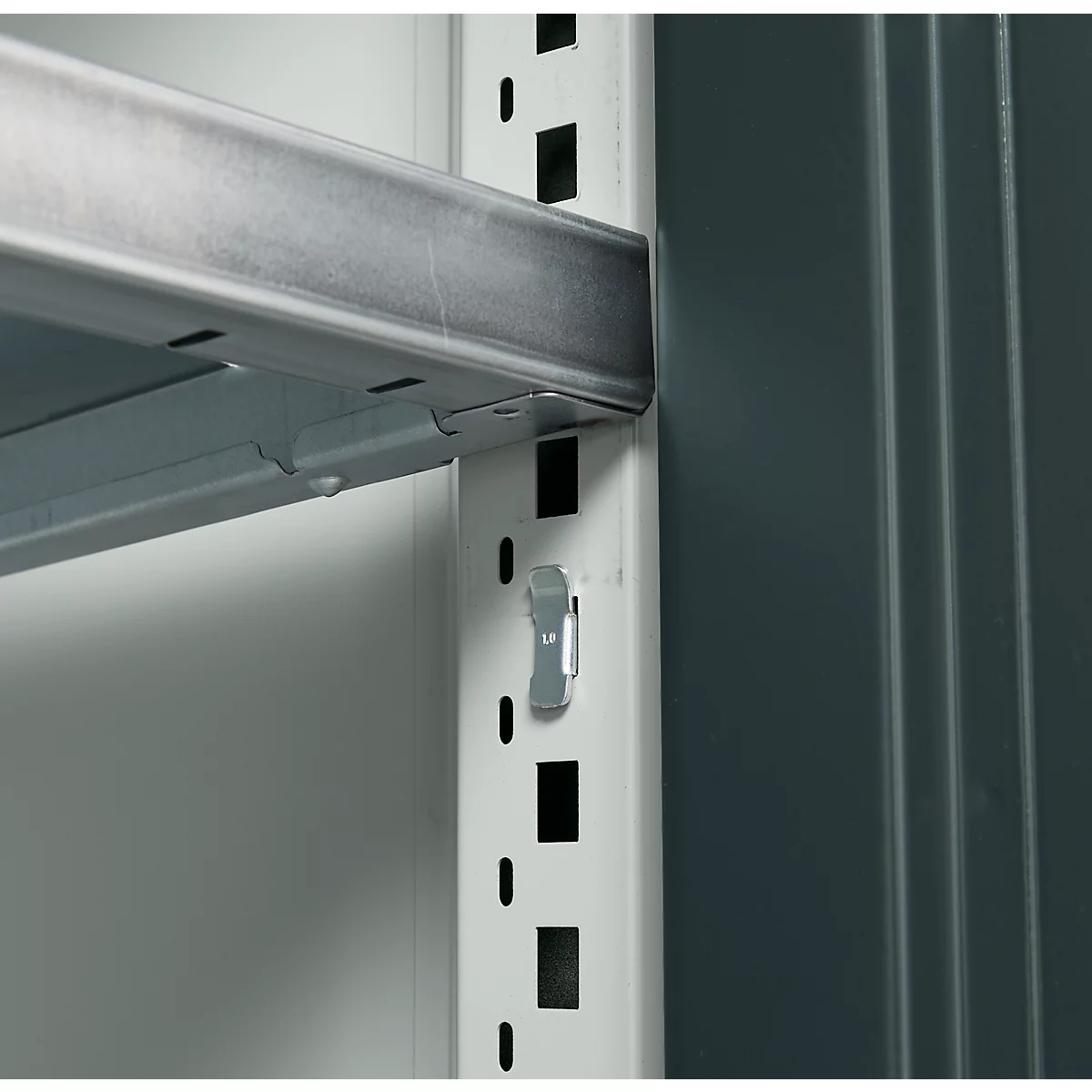 Schäfer Shop Genius dubbeldeurskast FS, staal, met ventilatiegaten, B 1055 x D 520 x H 1105 mm, 3 OH, lichtgrijs/antracietgrijs, tot 300 kg
