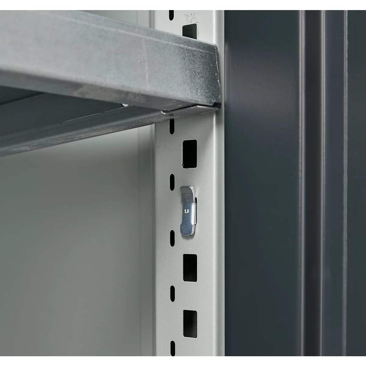 Schäfer Shop Genius dubbeldeurskast FS, staal, met ventilatiegaten, B 545 x D 520 x H 1105 mm, 3 OH, lichtgrijs/antracietgrijs, tot 150 kg