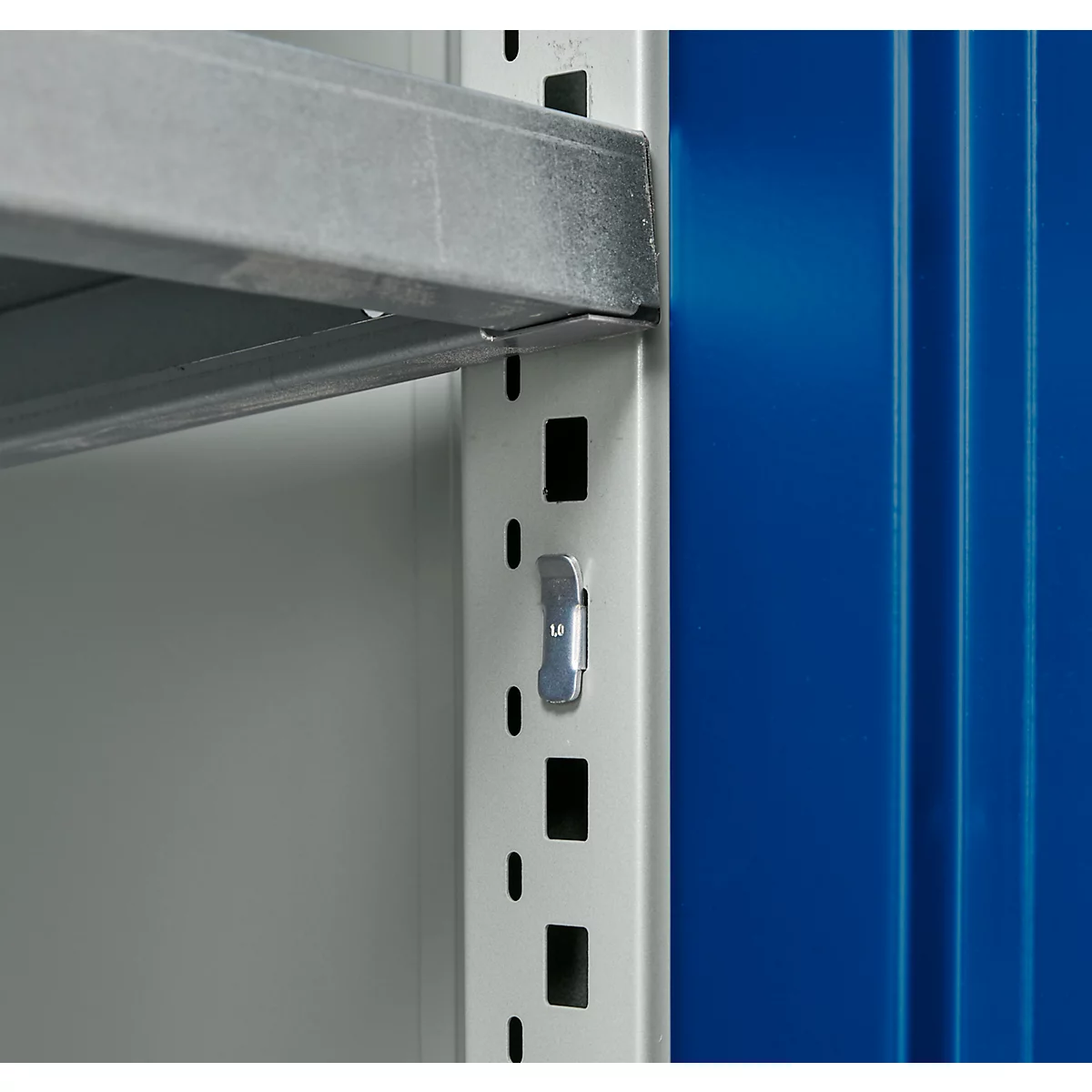 Schäfer Shop Genius dubbeldeurskast FS, staal, met ventilatiegaten, B 545 x D 520 x H 1105 mm, 3 OH, lichtgrijs/ gentiaanblauw, tot 150 kg