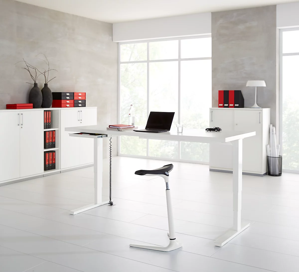 Schäfer Shop Genius Elements escritorio, regulable eléctricamente en altura, rectangular, pie en C, An 1800 x F 800 x Al 645-1300 mm, blanco + instalación técnica