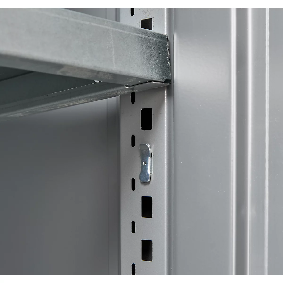 Schäfer Shop Genius Flügeltürenschrank FS, Stahl, mit Belüftungslöchern, B 545 x T 520 x H 1105 mm, 3 OH, Weißalu/Weißalu, bis 150 kg