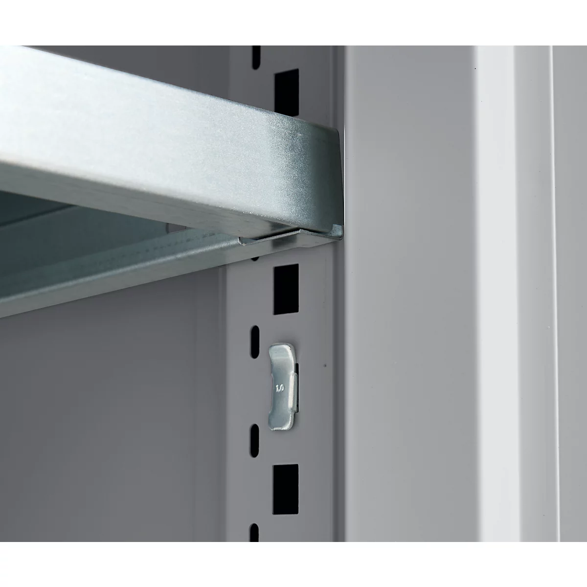 Schäfer Shop Genius Flügeltürenschrank FS, Stahl, Sichtfenster, Lüftungslöcher, B 545 x T 520 x H 1950 mm, 5 OH, Weißalu/Weißalu, bis 250 kg 