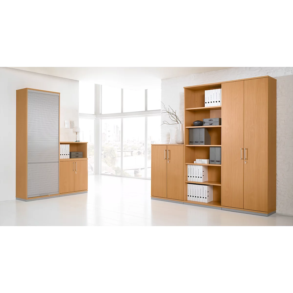 Büromöbel-Set aus hellem Holz mit Regalen und Schränken in einem hellen, modernen Raum.
