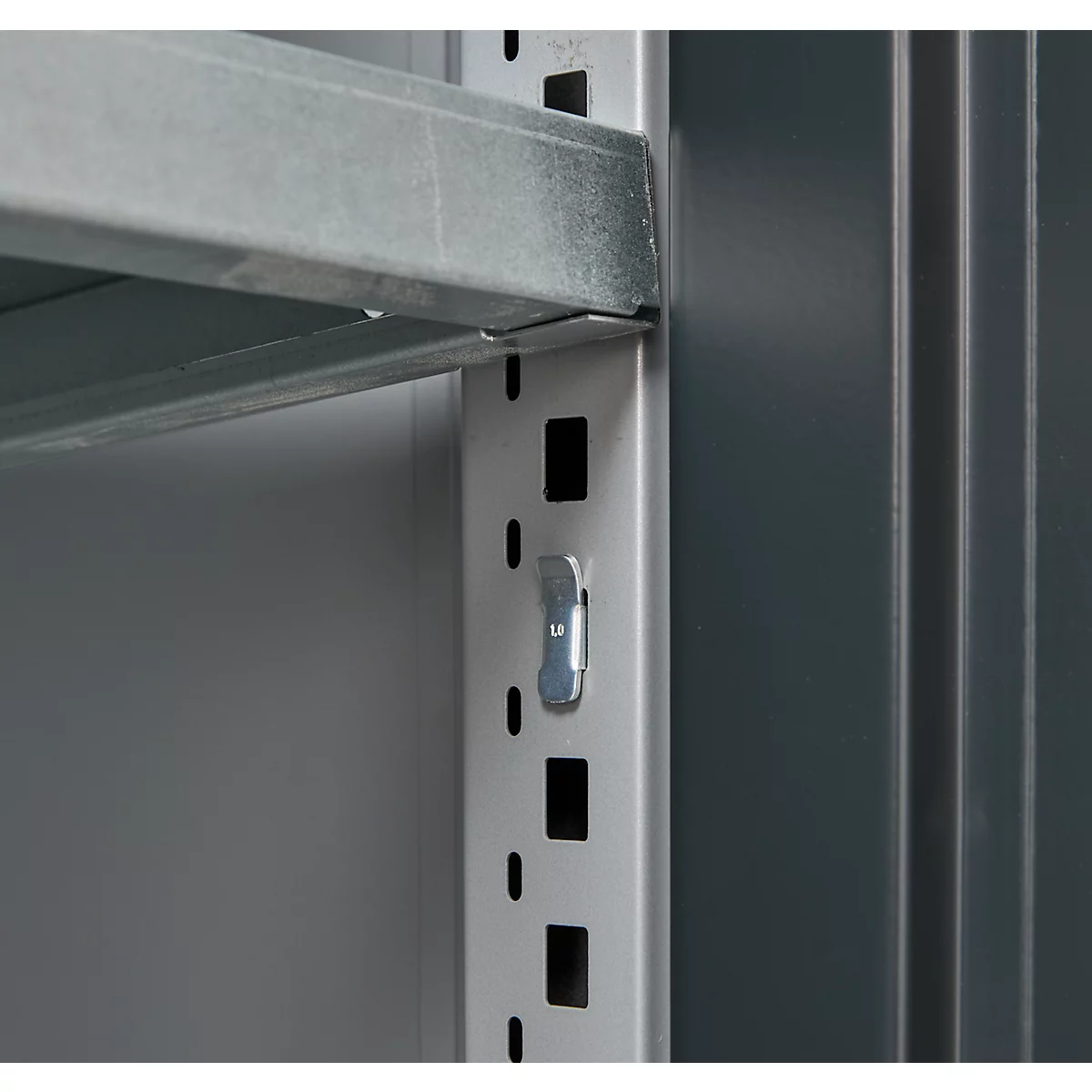 Schäfer Shop Genius Flügeltürschrank FS, Stahl, mit Belüftungslöchern, B 545 x T 620 x H 1105 mm, 3 OH, weißaluminium/anthrazitgrau, bis 250 kg
