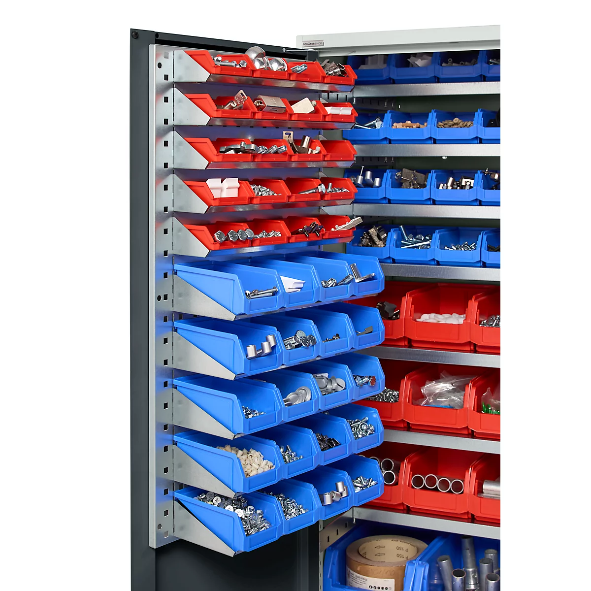 Werkzeugschrank mit roten und blauen Aufbewahrungsboxen, gefüllt mit Schrauben und Kleinteilen.