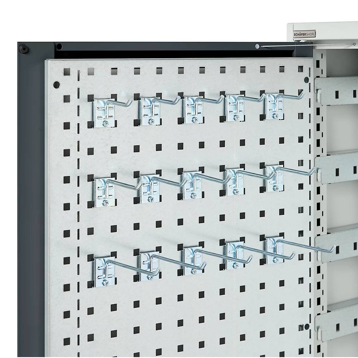 Metallhaken an einer Lochplatte. Reiheweise angebracht. Grauer Rahmen.