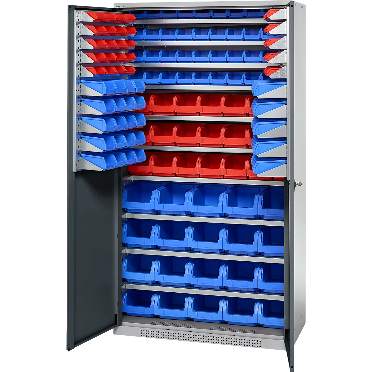 Grauer Schrank mit blauen und roten Kunststoffbehältern. Eine Tür ist geöffnet.