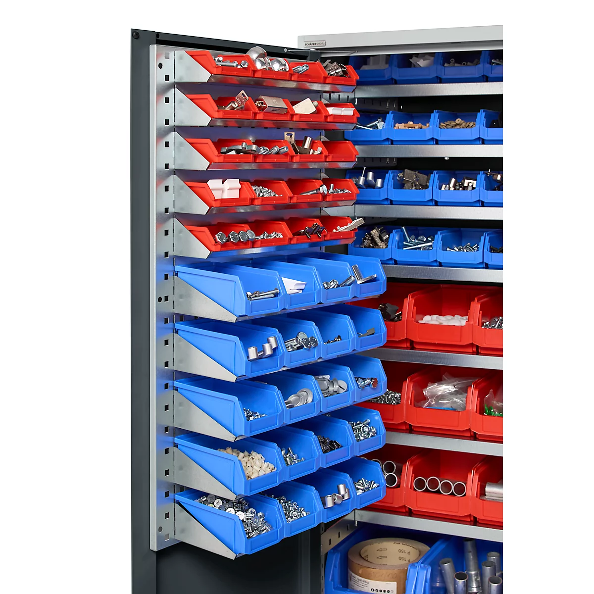 Ein offener Schrank mit roten und blauen Behältern, gefüllt mit verschiedenen Metallteilen.