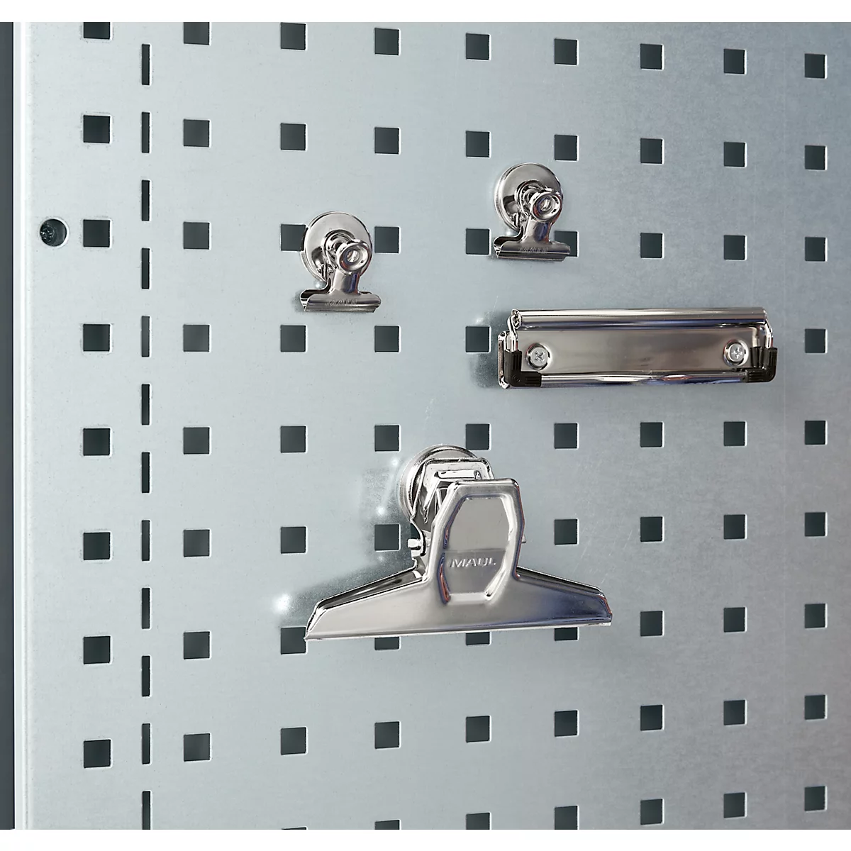 Metall-Lochwand mit Clips in verschiedenen Größen.