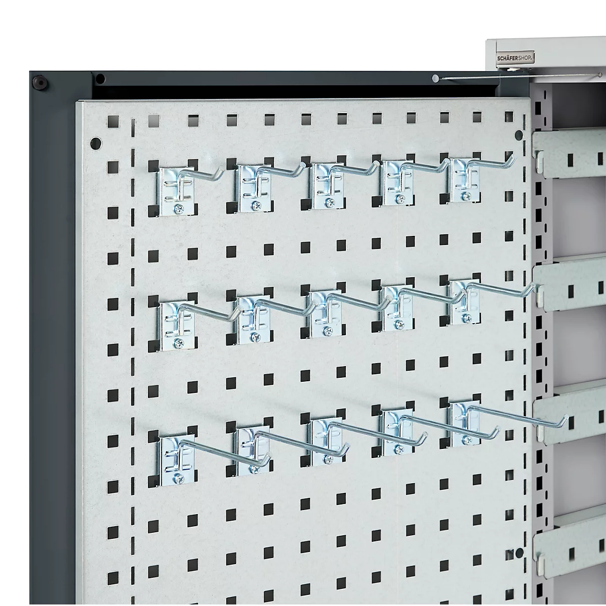 Werkzeugwand mit Metallhaken, in drei Reihen angeordnet, an einer perforierten Platte.