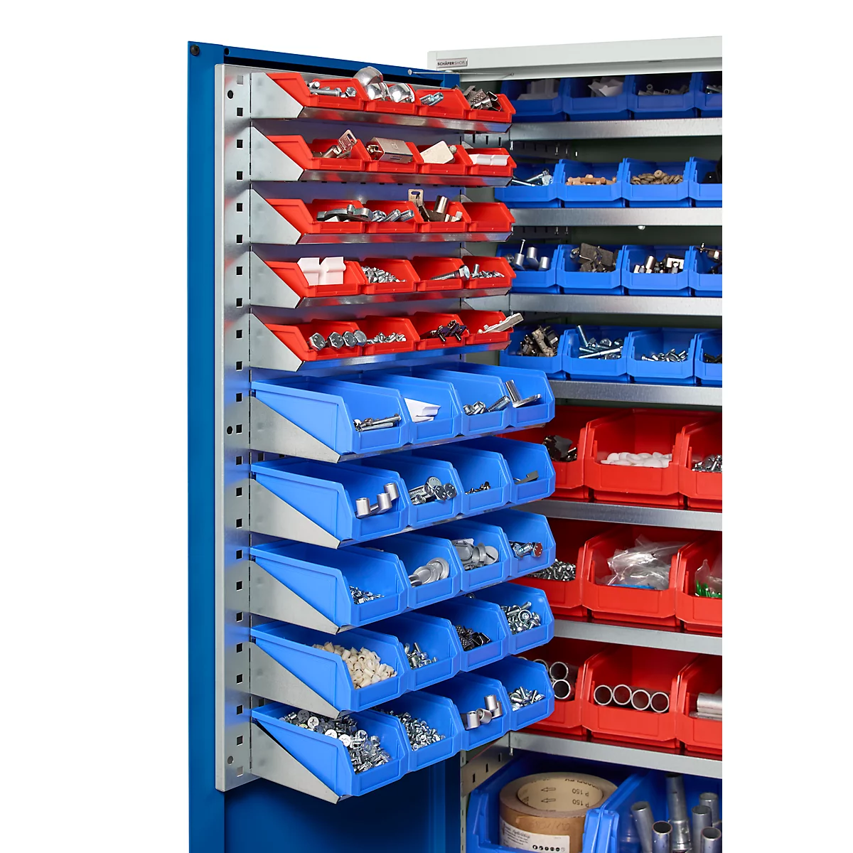 Schrank mit blauen und roten Kunststoffboxen, gefüllt mit Schrauben, Muttern und Kleinteilen.