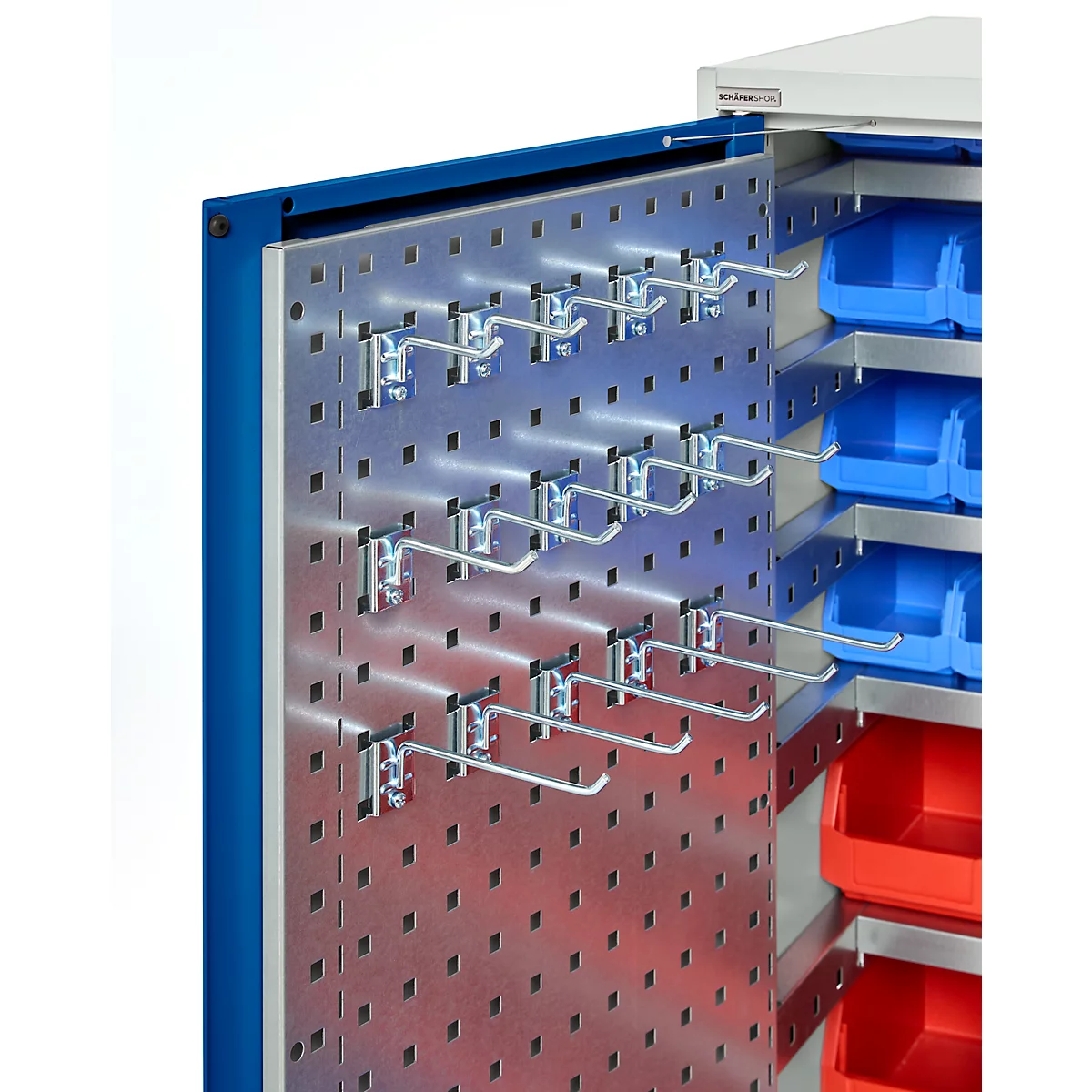 Werkzeugwand mit Lochblech, Haken und Boxen für Werkzeug und Kleinteile.
