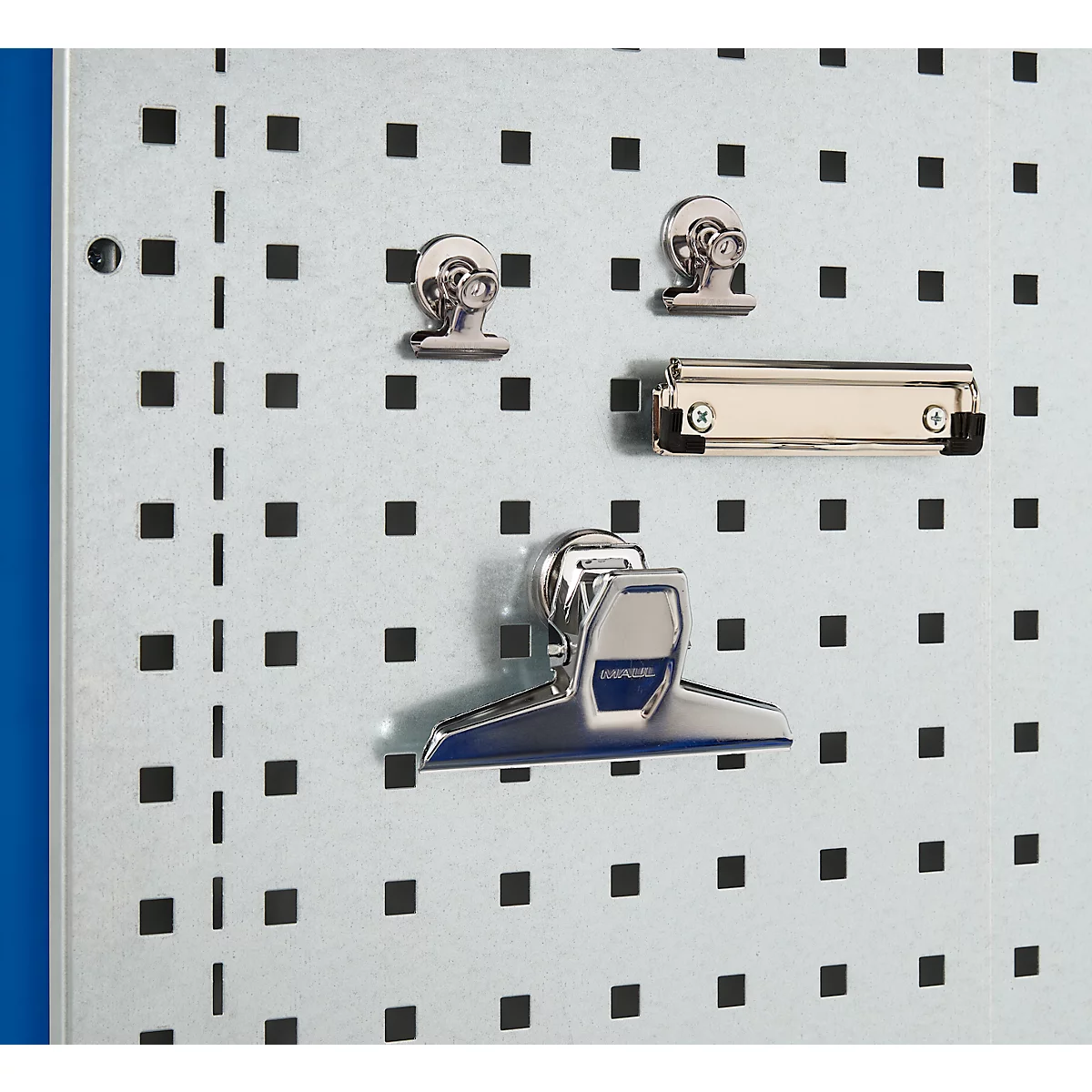 Verschiedene Metall-Clipboards und -Clips auf einer Lochplatte. Die Clips sind in verschiedenen Größen und Formen dargestellt.