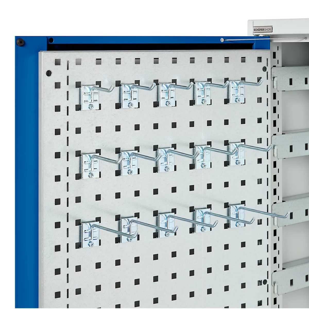 Werkzeugwand mit Metallhaken, hellgrau mit blauen Rahmen.