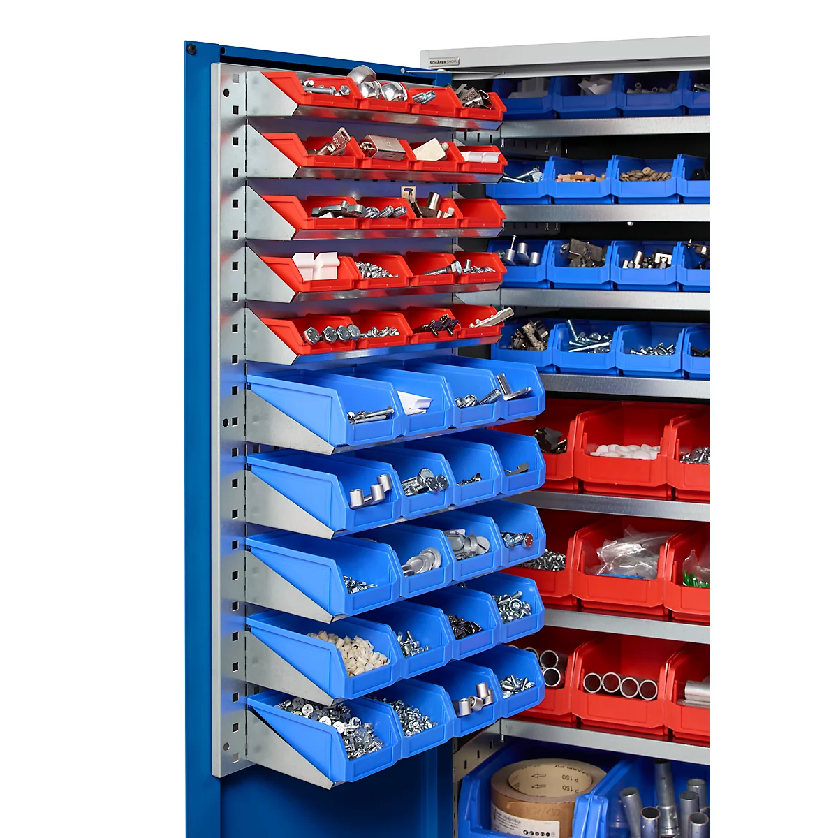 Blau-roter Werkzeugschrank, gefüllt mit Schrauben, Muttern und anderen Kleinteilen. Regale mit Behältern in verschiedenen Größen.