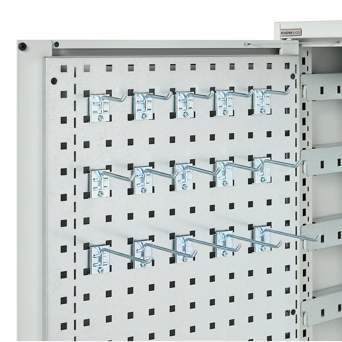 Metall Lochwand mit Haken. Auf grauem Grund sind quadratische Löcher angeordnet, in die Metallhaken eingesetzt werden können.