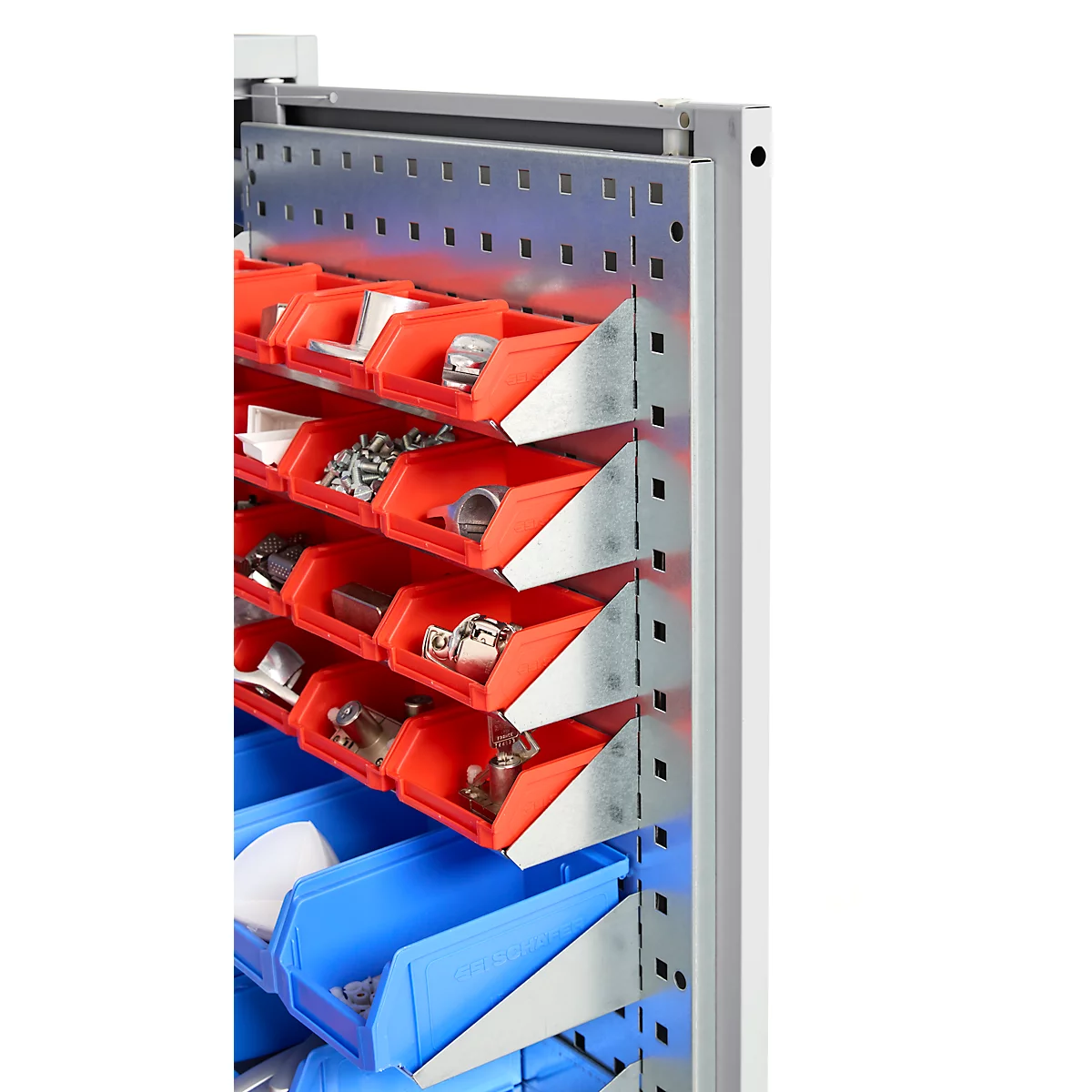 Regal mit roten und blauen Sortierboxen, gefüllt mit verschiedenen Metallteilen, vor weißem Hintergrund.