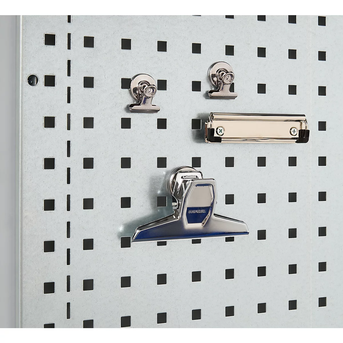 Metall-Lochwand mit schwarzen Quadraten und Metallclips.