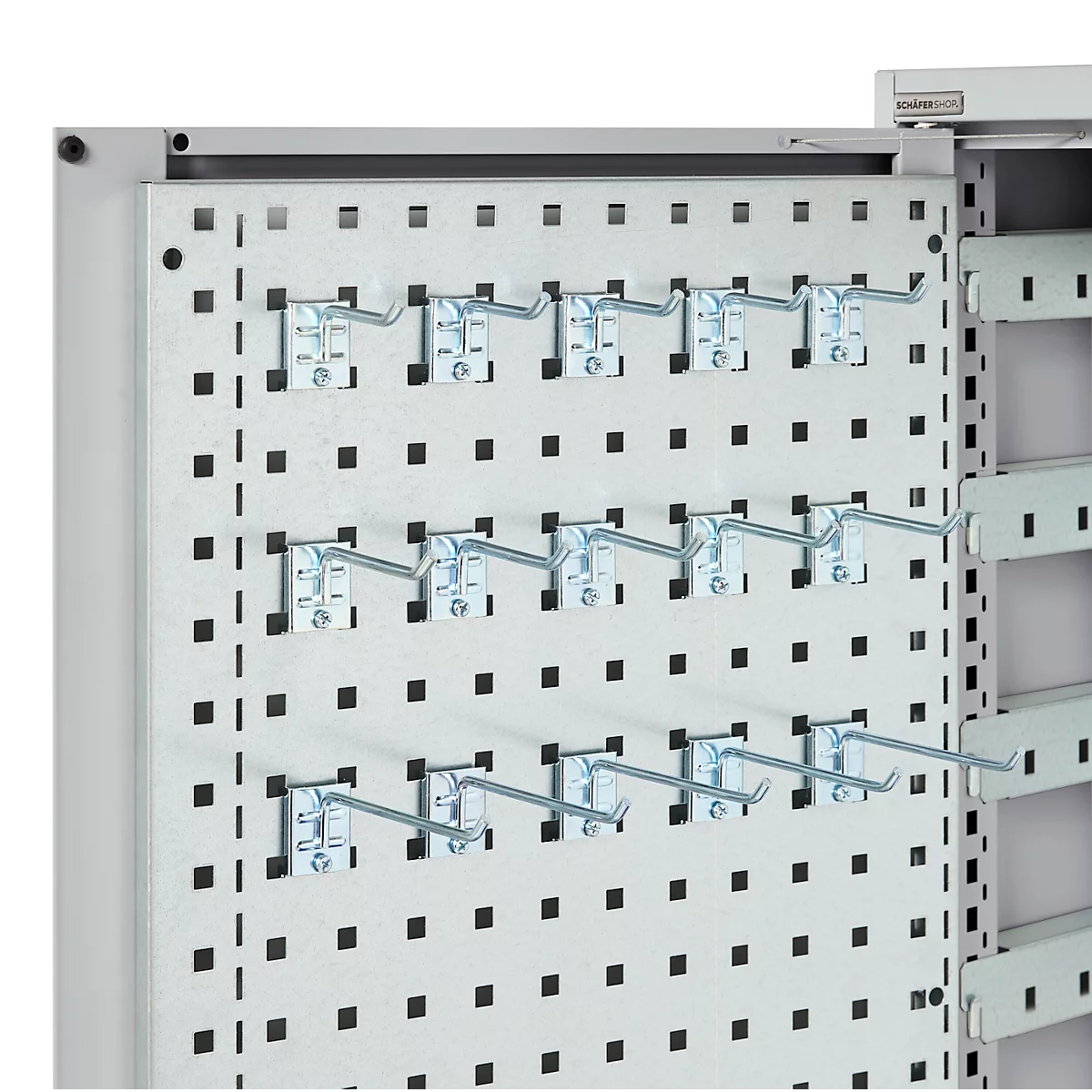 Metall-Lochwand mit mehreren Haken.