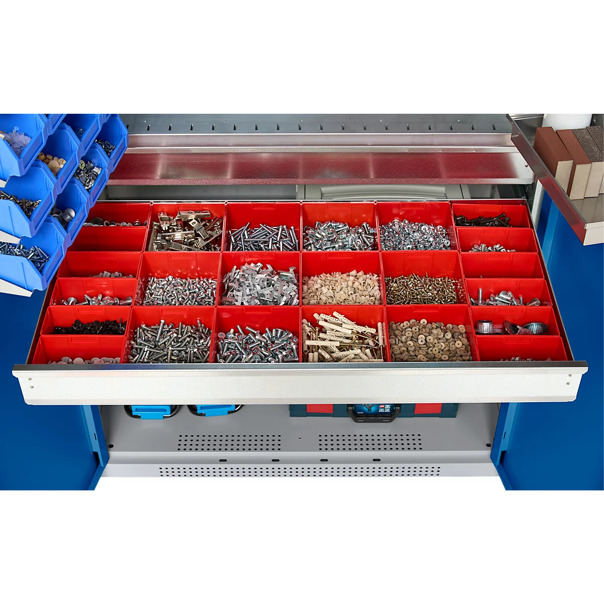 Schäfer Shop Genius materiaalkast FS, 5 OH, afsluitbaar, geperforeerde roosterwanden/2 laden/2 legborden, tot 450 kg, B 1055 x D 520 x H 1950 mm, aluminium wit/ gentiaanblauw + gratis inzetbakset-24 st.