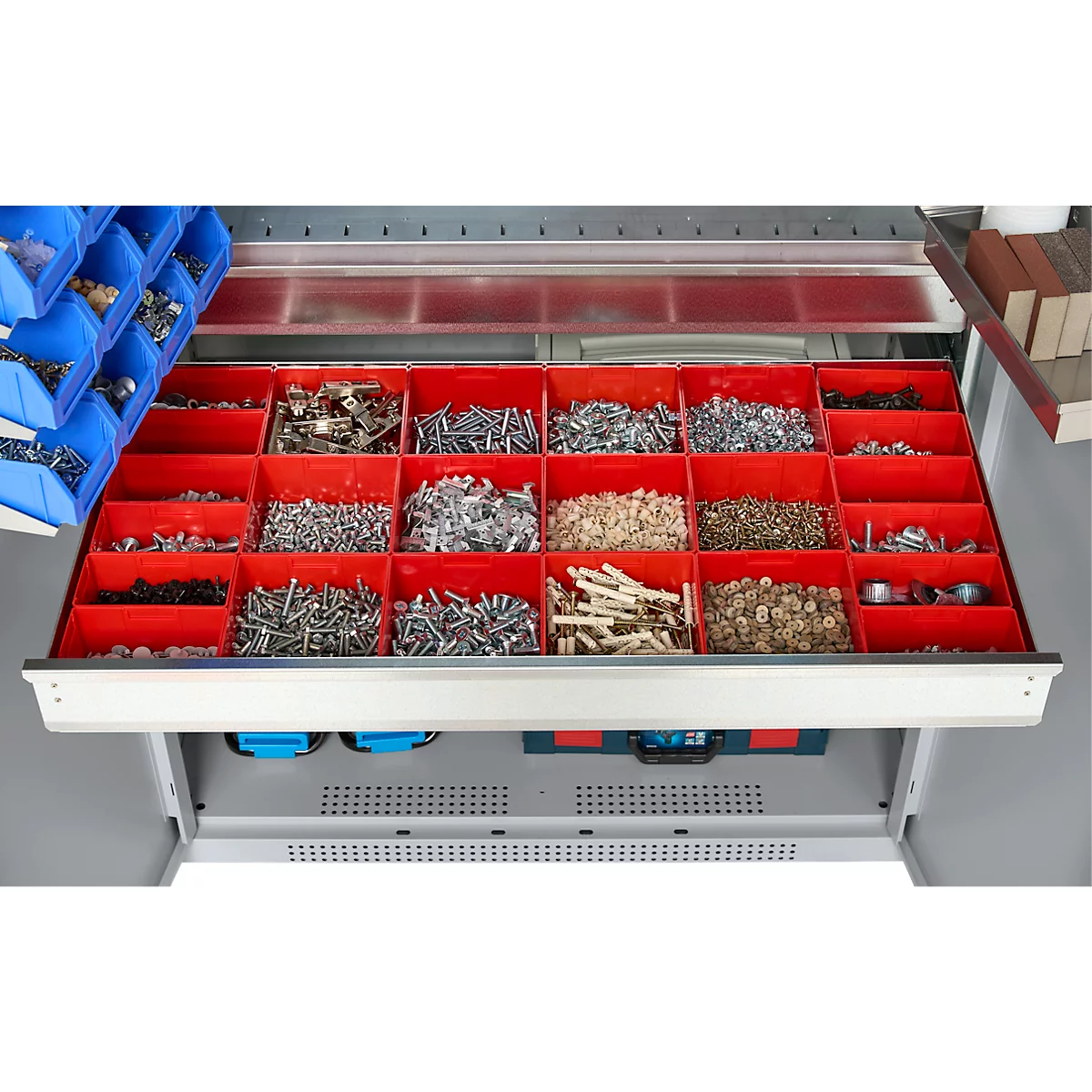 Schäfer Shop Genius materiaalkast FS, 5 OH, afsluitbaar, geperforeerde roosterwanden/2 laden/2 legborden, tot 450 kg, B 1055 x D 520 x H 1950 mm, blank aluminium/wit aluminium + gratis inzetbakset-24 st.